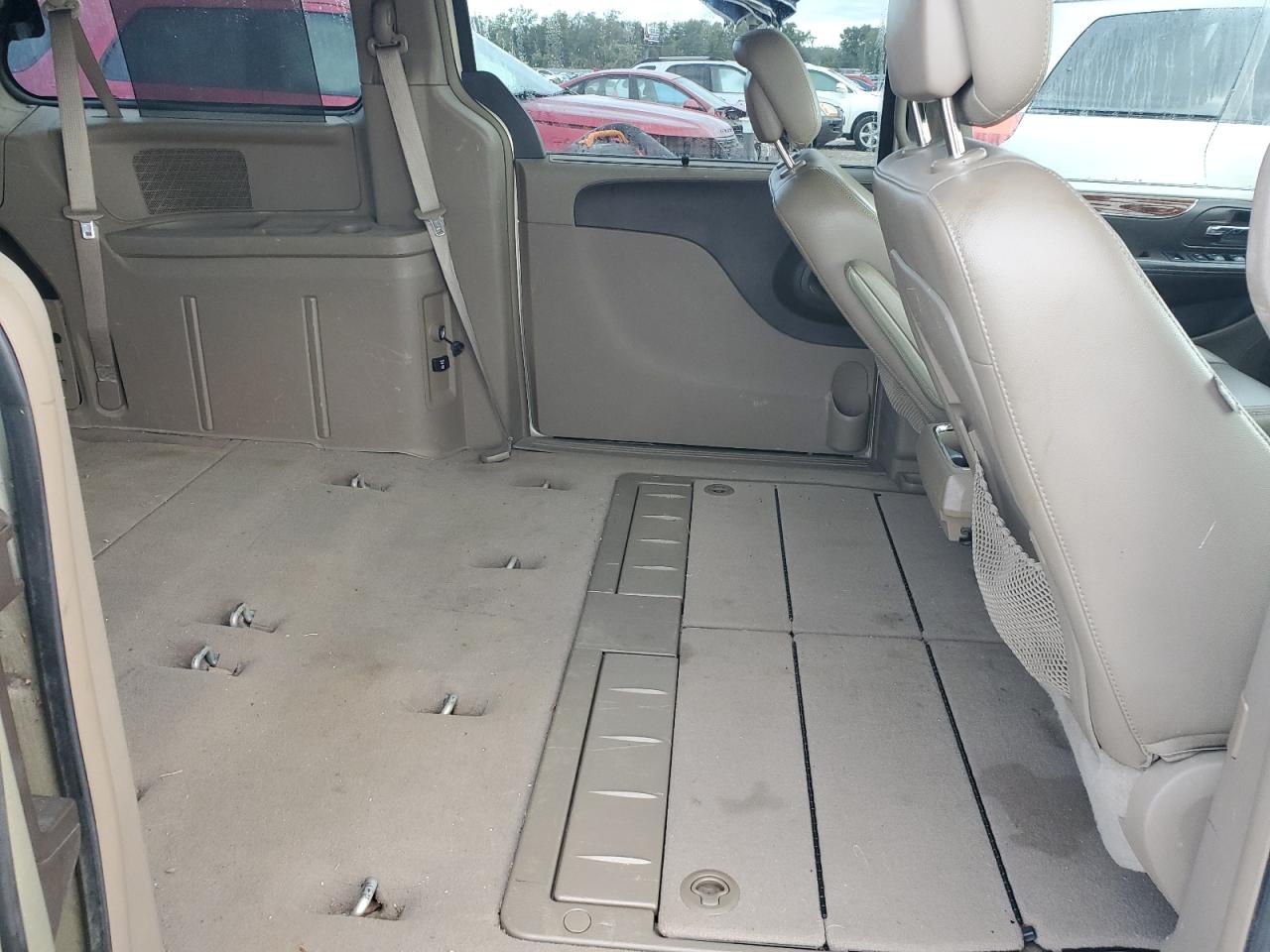 2011 Chrysler Town & Country - Image 11