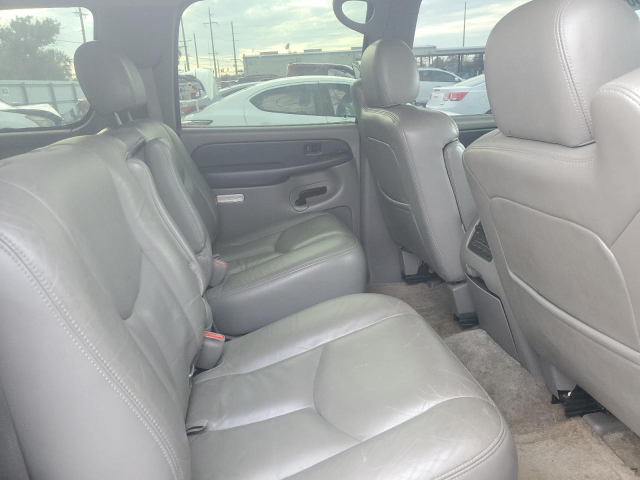 2003 Chevrolet Suburban - Image 11
