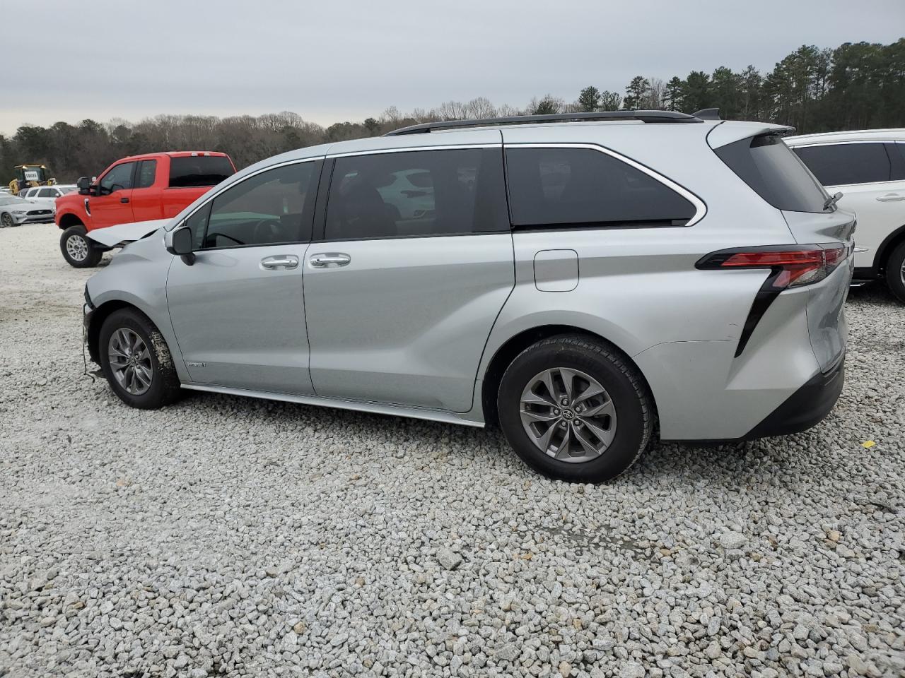 2021 Toyota Sienna - Image 2