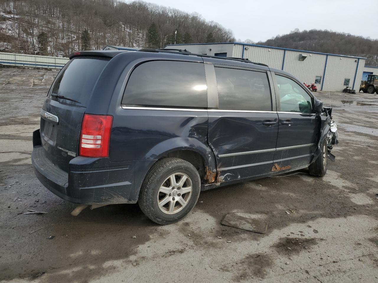 2010 Chrysler Town & Country - Image 3