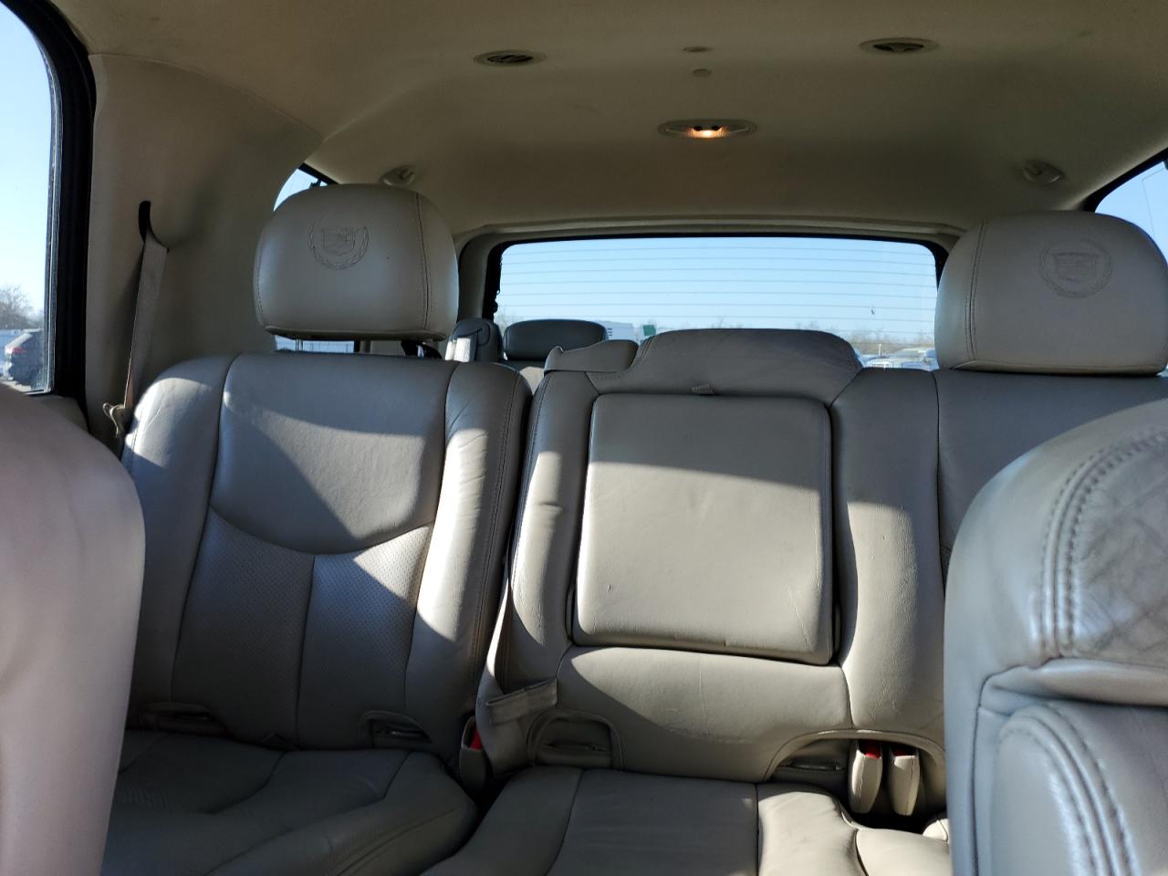 2003 Cadillac Escalade - Image 10