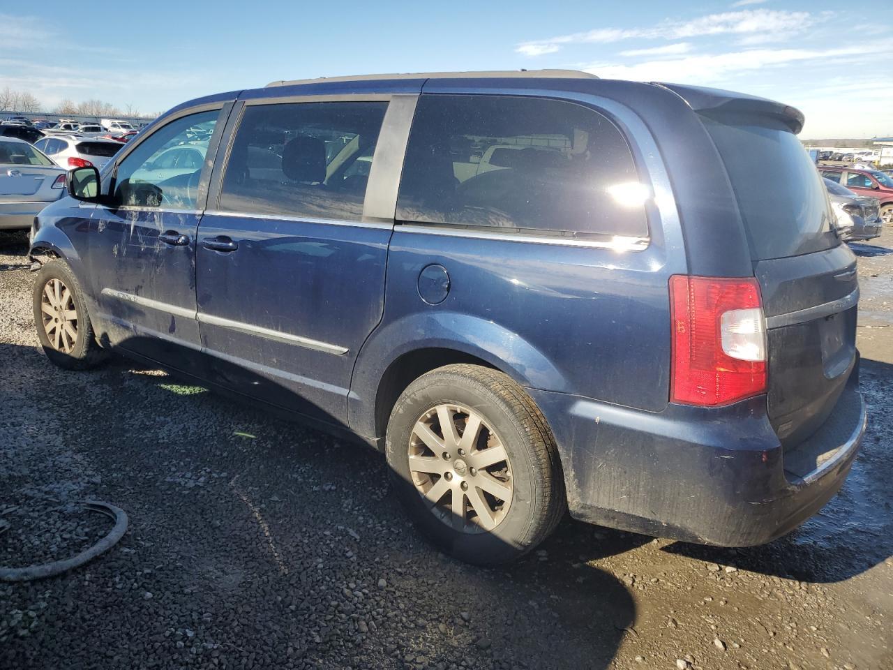 2016 Chrysler Town & Country - Image 2