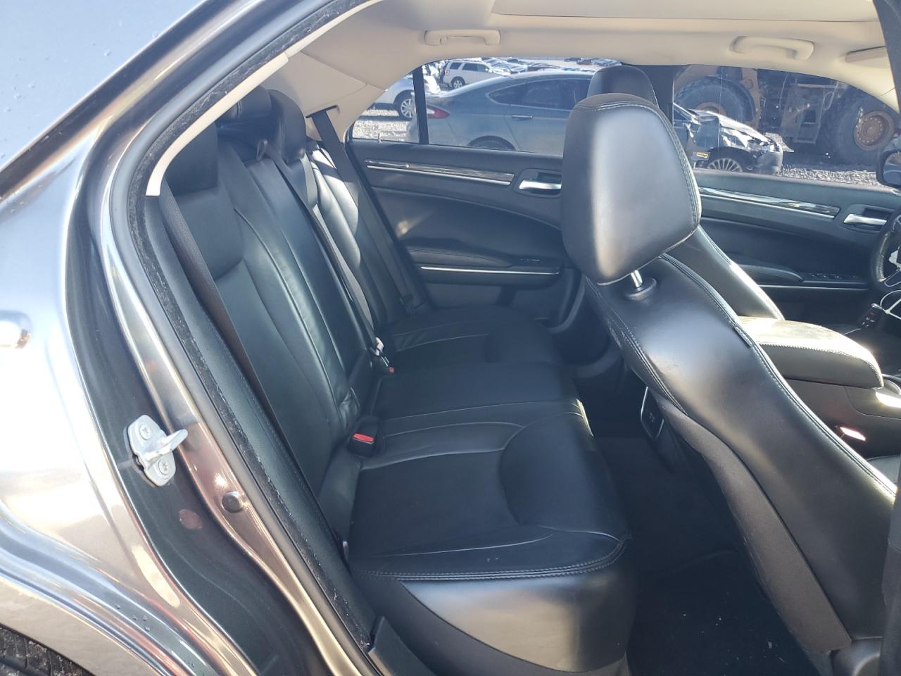 2016 Chrysler 300 - Image 10