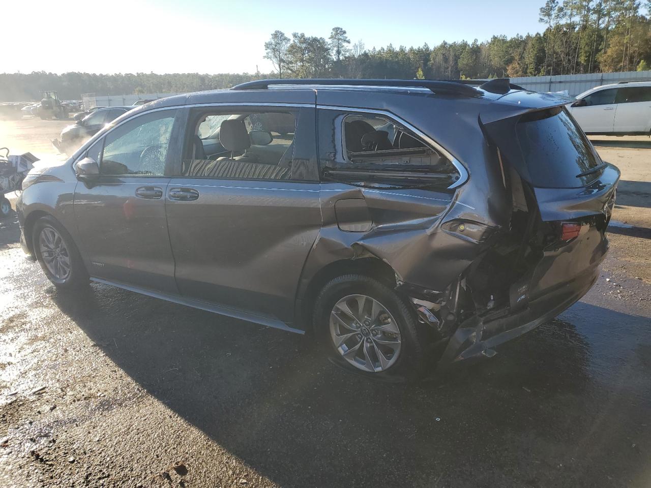 2021 Toyota Sienna - Image 2