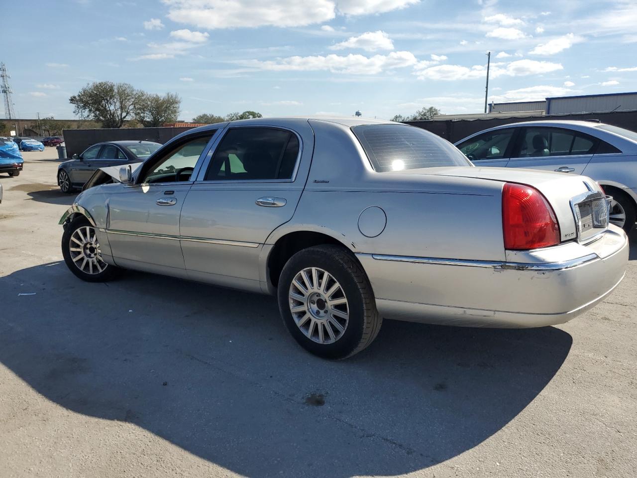 2007 Lincoln Town Car - Image 2