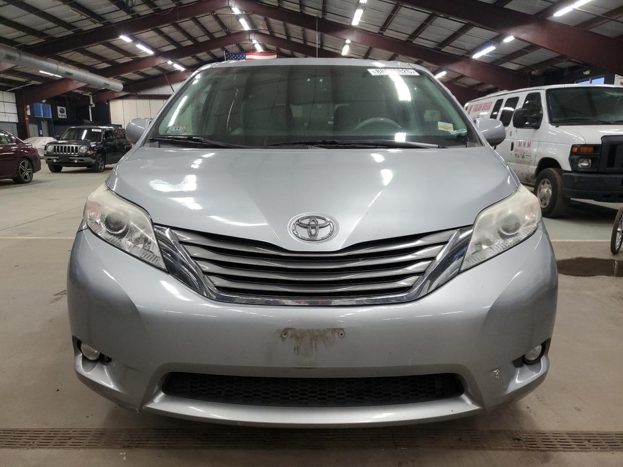 2011 Toyota Sienna - Image 5