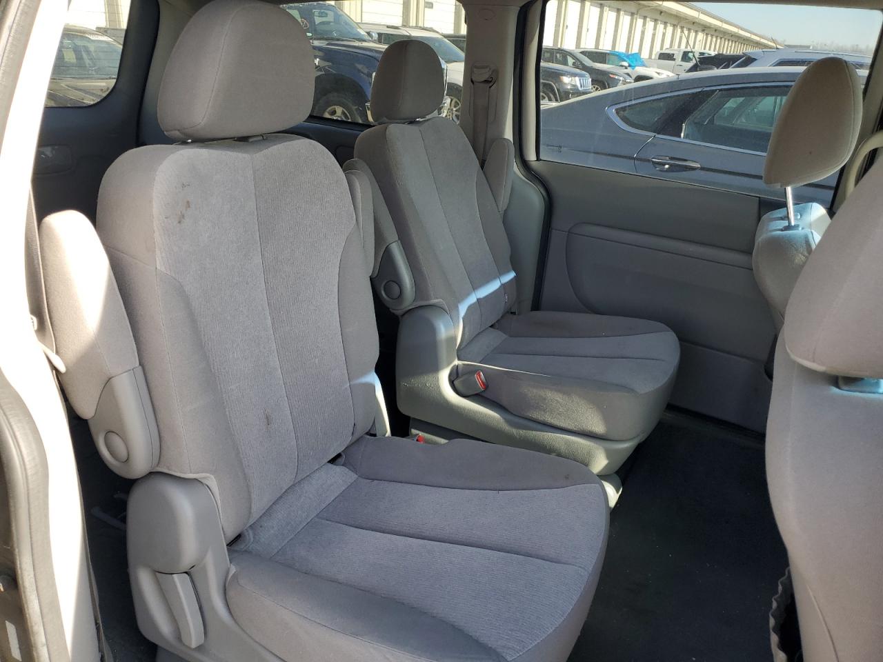 2012 Kia Sedona - Image 11
