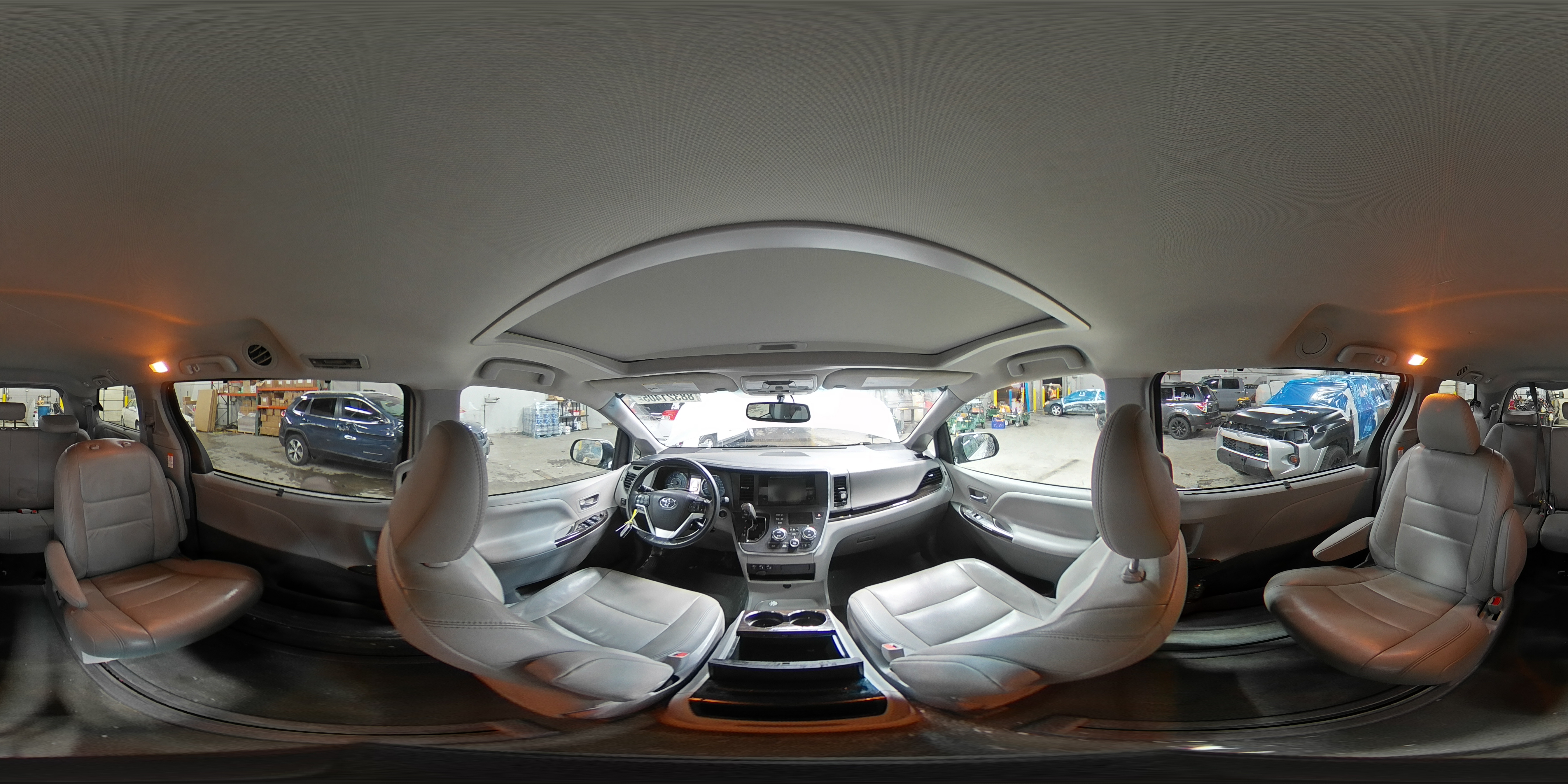 2017 Toyota Sienna - Image 16
