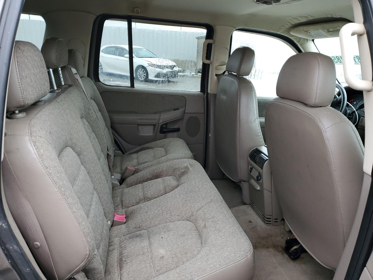 2004 Ford Explorer - Image 11