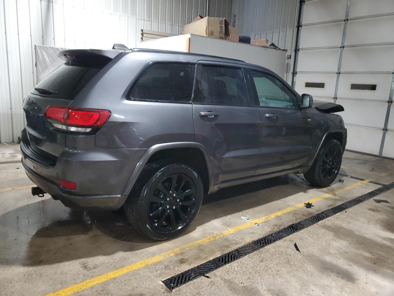 2017 Jeep Grand Cherokee - Image 3