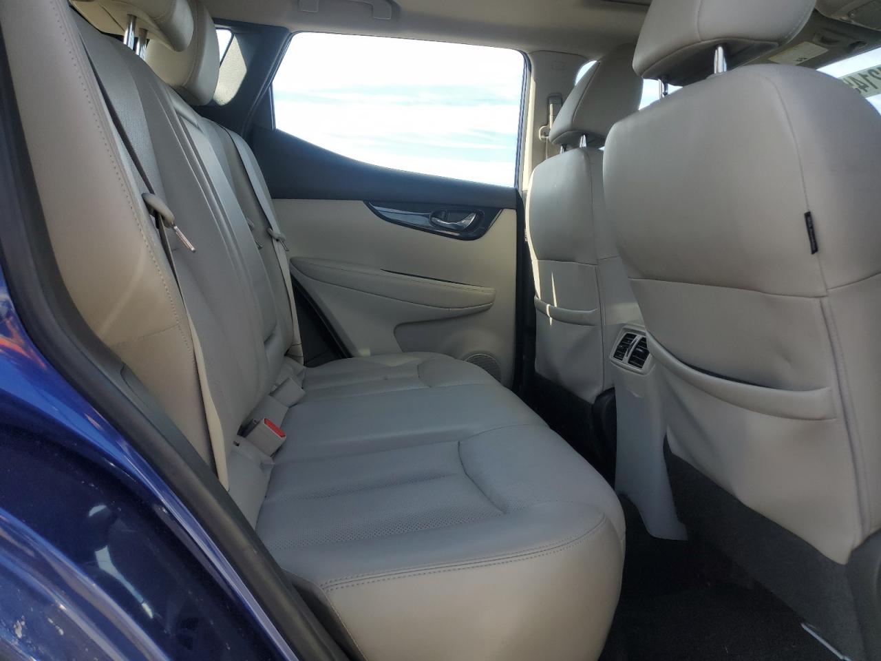 2018 Nissan Rogue - Image 11