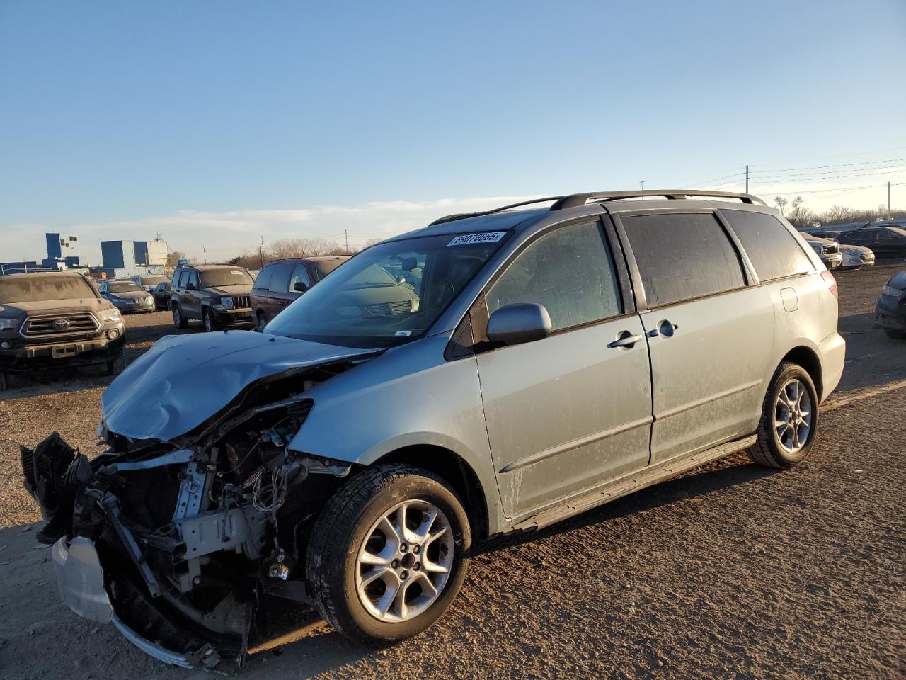 2005 Toyota Sienna Xle for Sale in Des Moines, IA - Front End