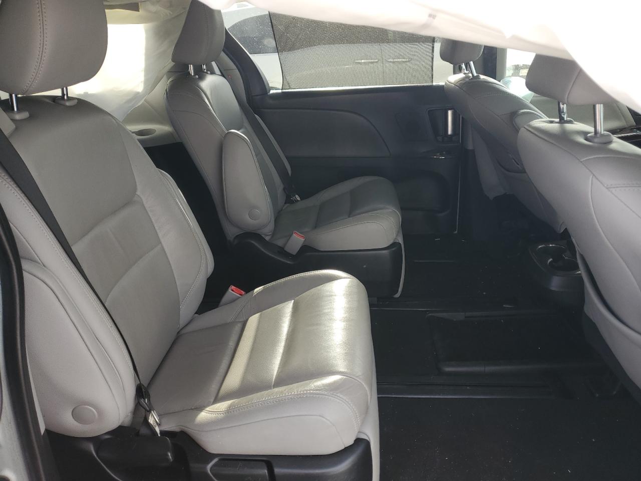 2019 Toyota Sienna - Image 11