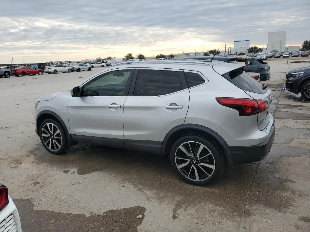 2018 Nissan Rogue - Image 2