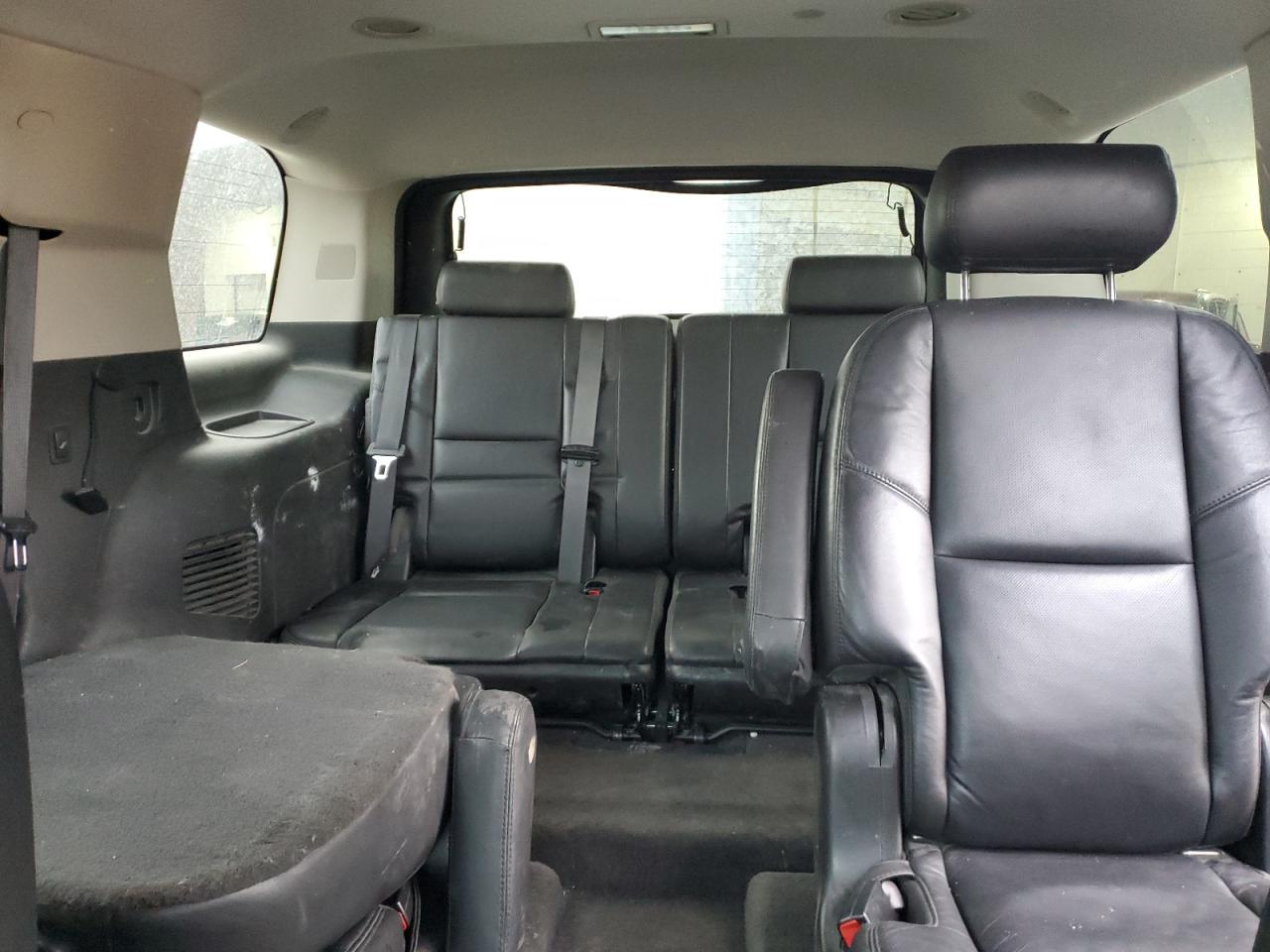2010 Cadillac Escalade - Image 10