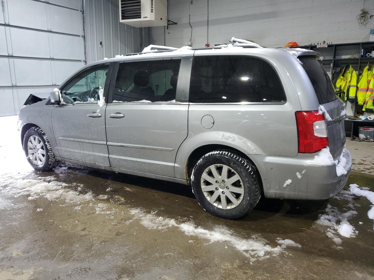 2014 Chrysler Town & Country - Image 2