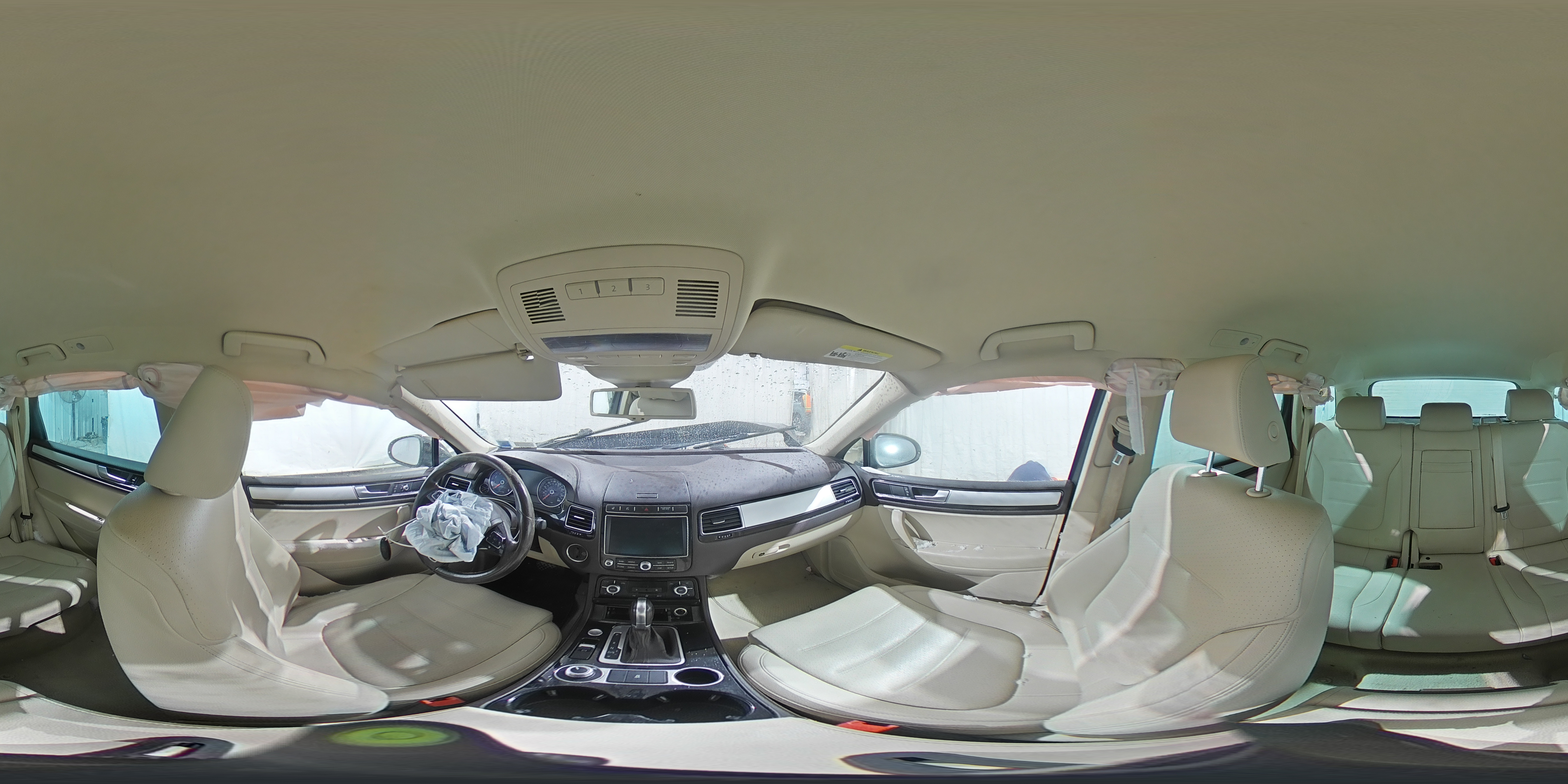 2016 Volkswagen Touareg - Image 13