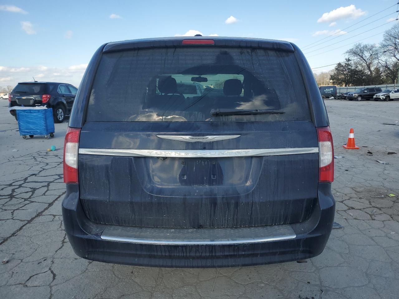 2015 Chrysler Town & Country - Image 6