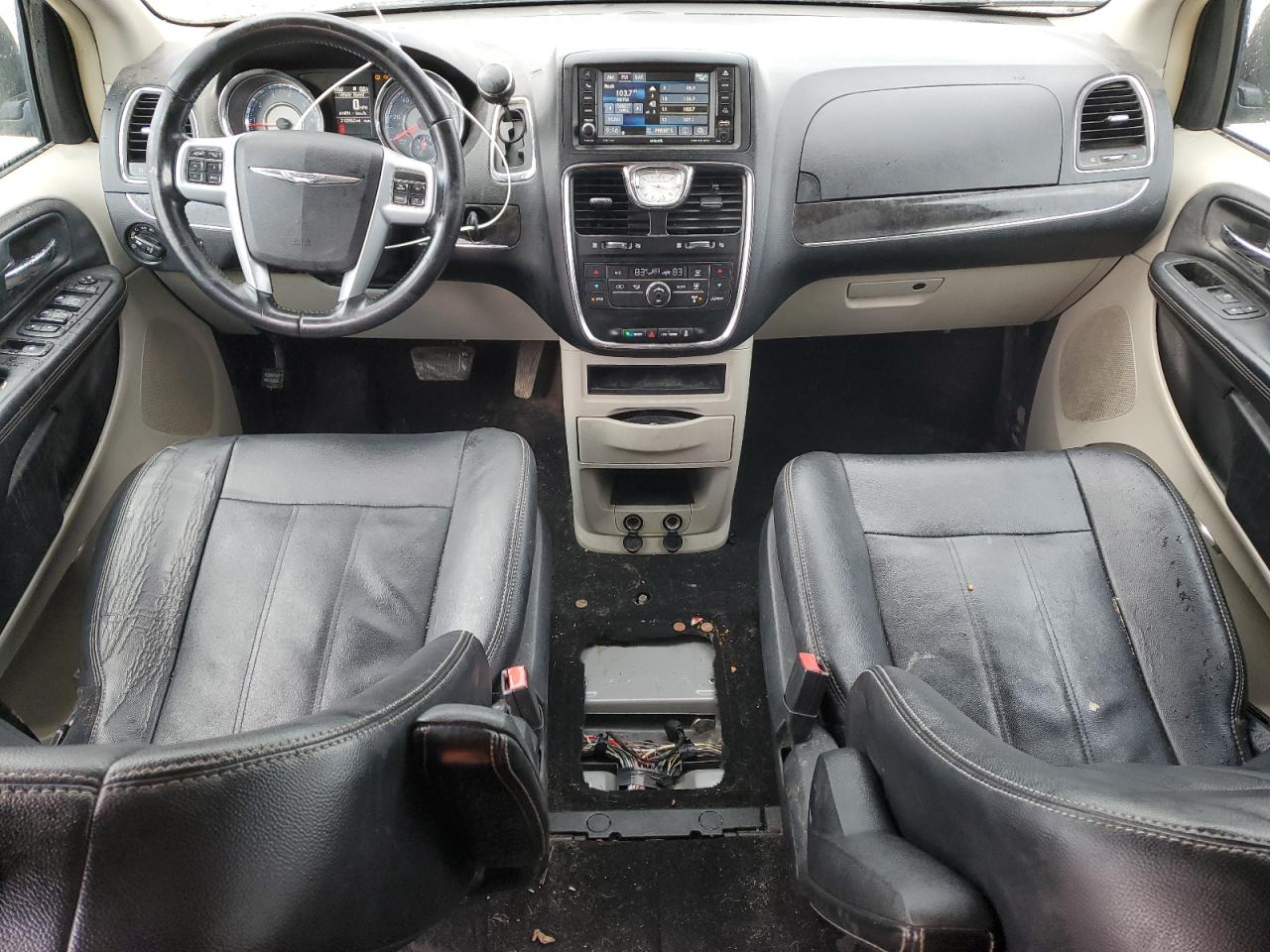 2014 Chrysler Town & Country - Image 8