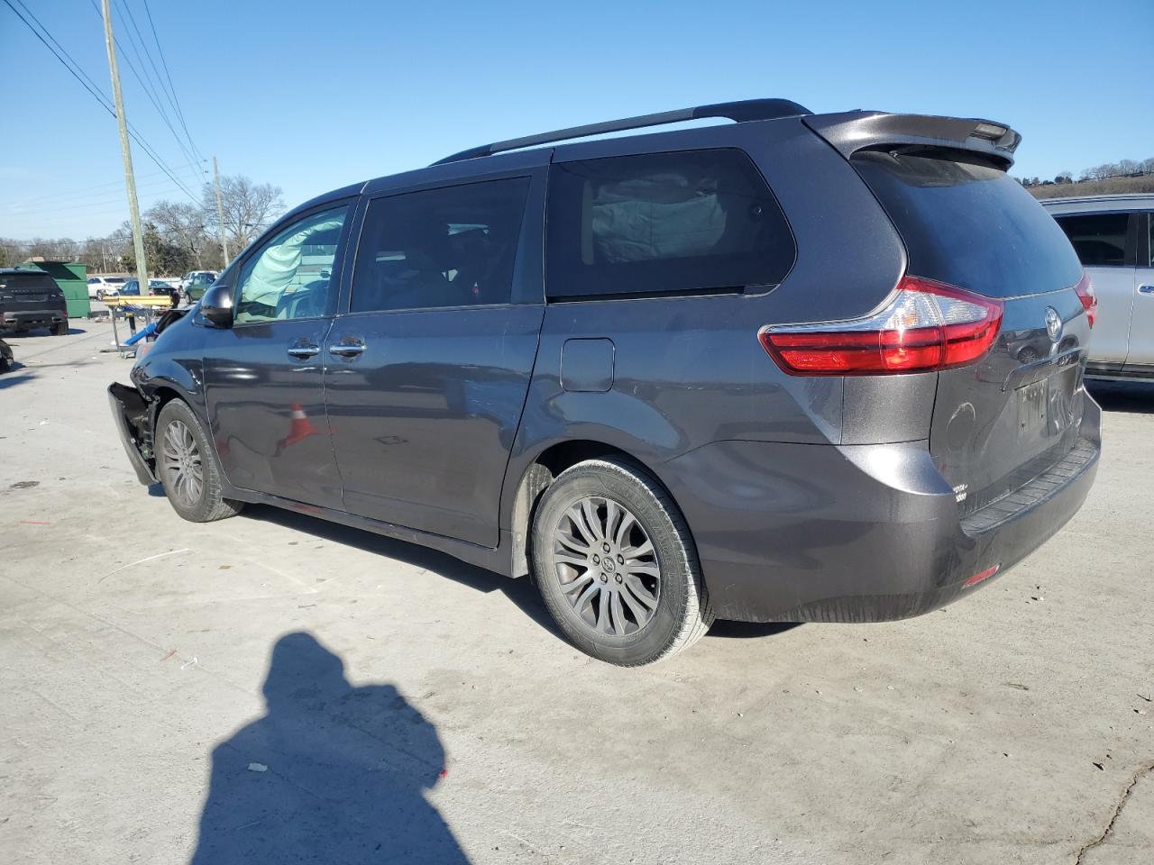 2018 Toyota Sienna - Image 2