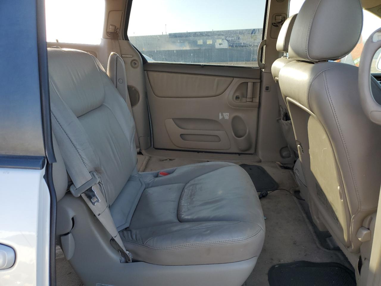 2004 Toyota Sienna - Image 11