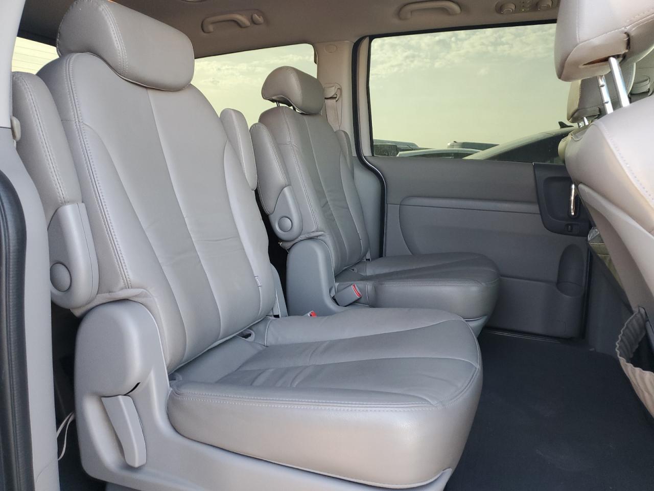 2010 Kia Sedona - Image 11