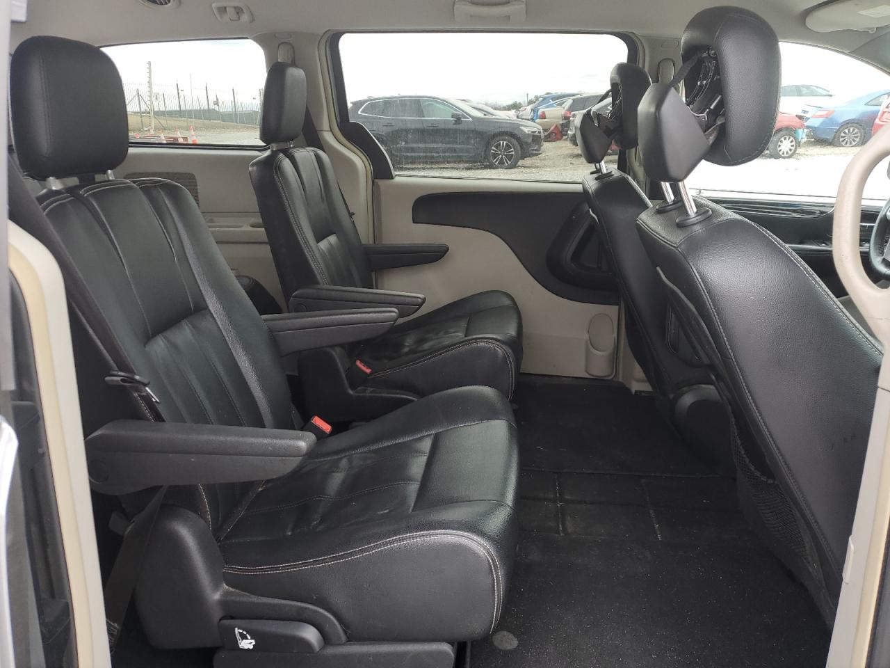 2016 Chrysler Town & Country - Image 11