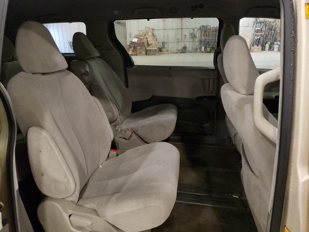 2011 Toyota Sienna - Image 11