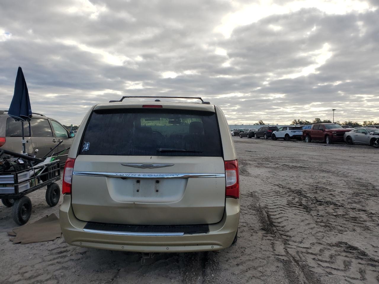 2011 Chrysler Town & Country - Image 6