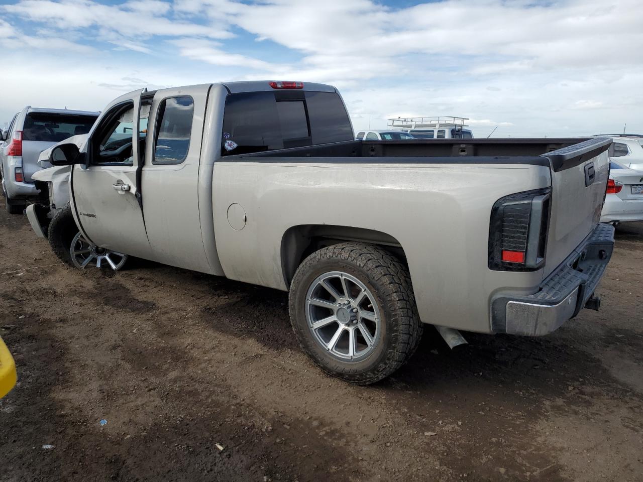 2007 Chevrolet Silverado - Image 2