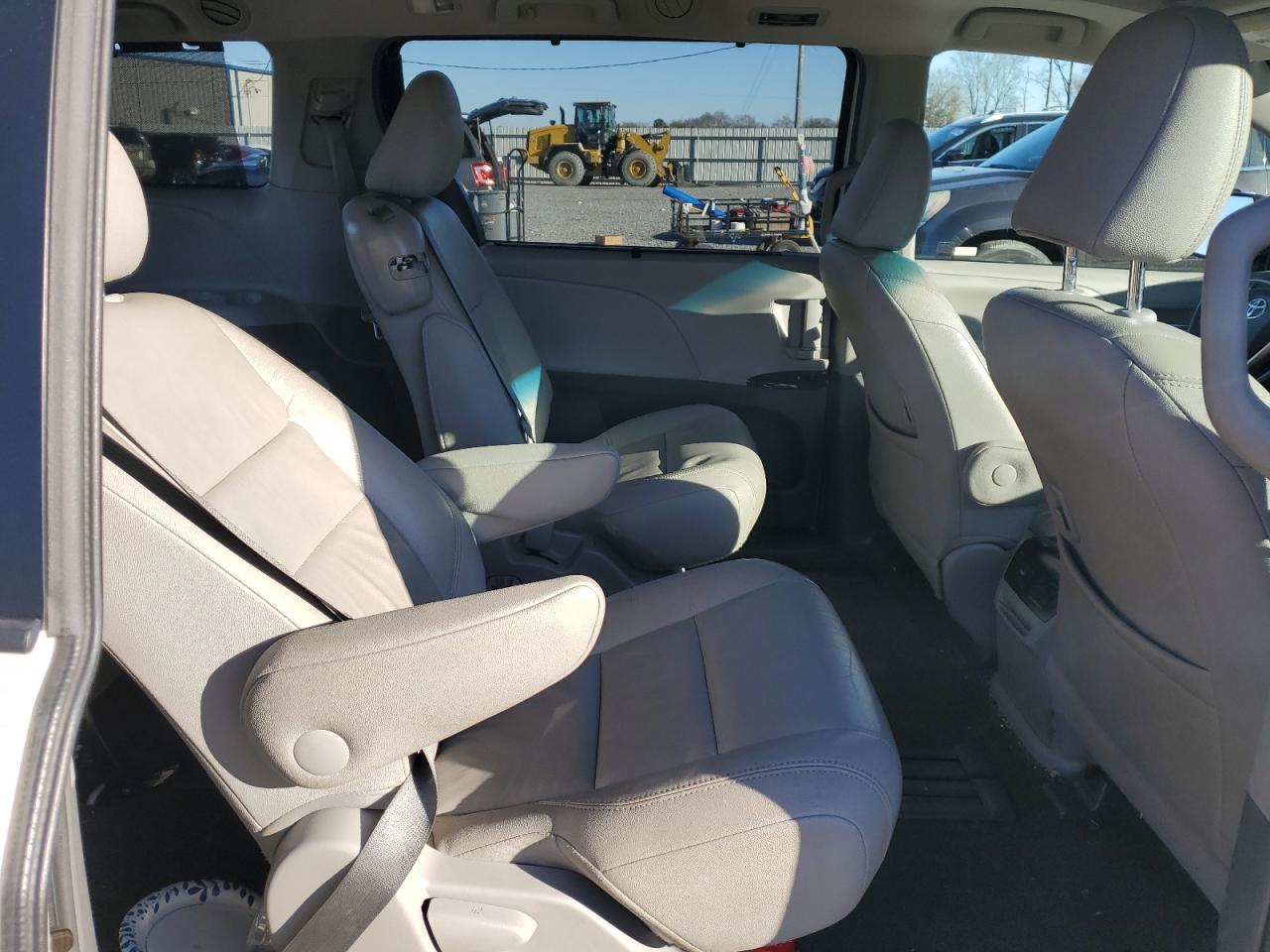 2016 Toyota Sienna - Image 11