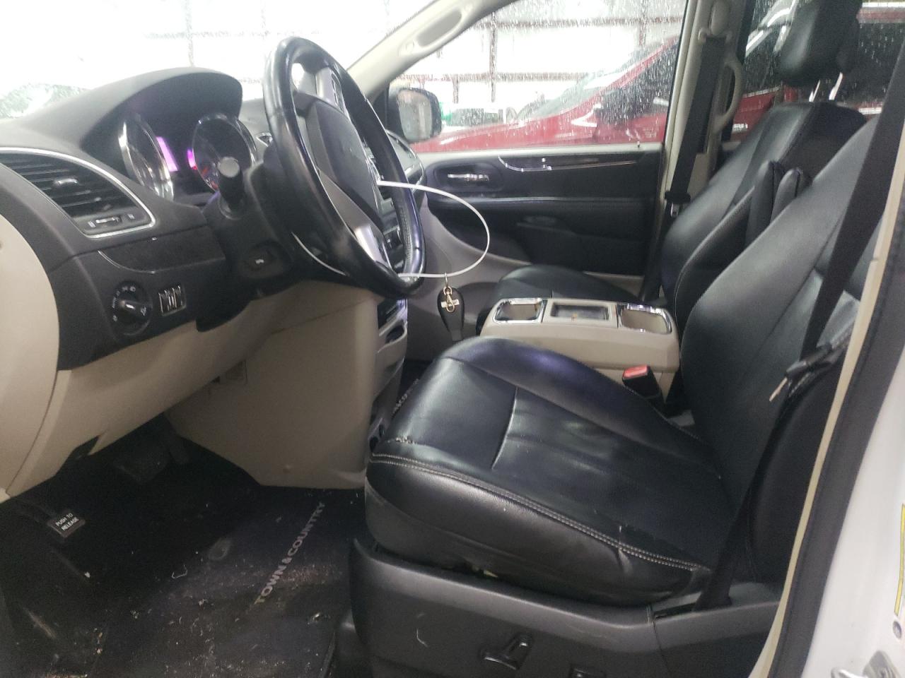 2014 Chrysler Town & Country - Image 7