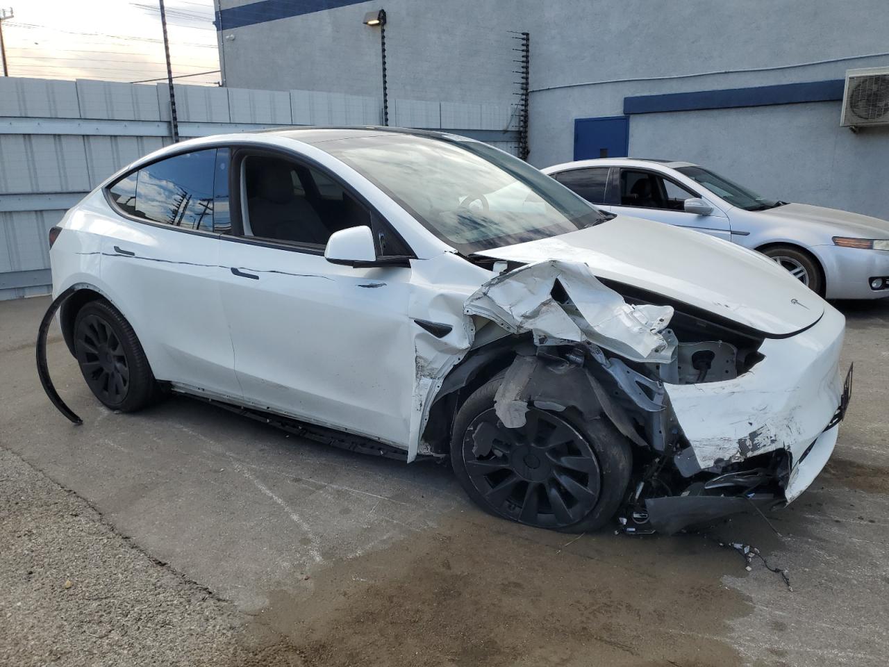 VIN 7SAYGDEE8PA026562 2023 TESLA MODEL Y no.4