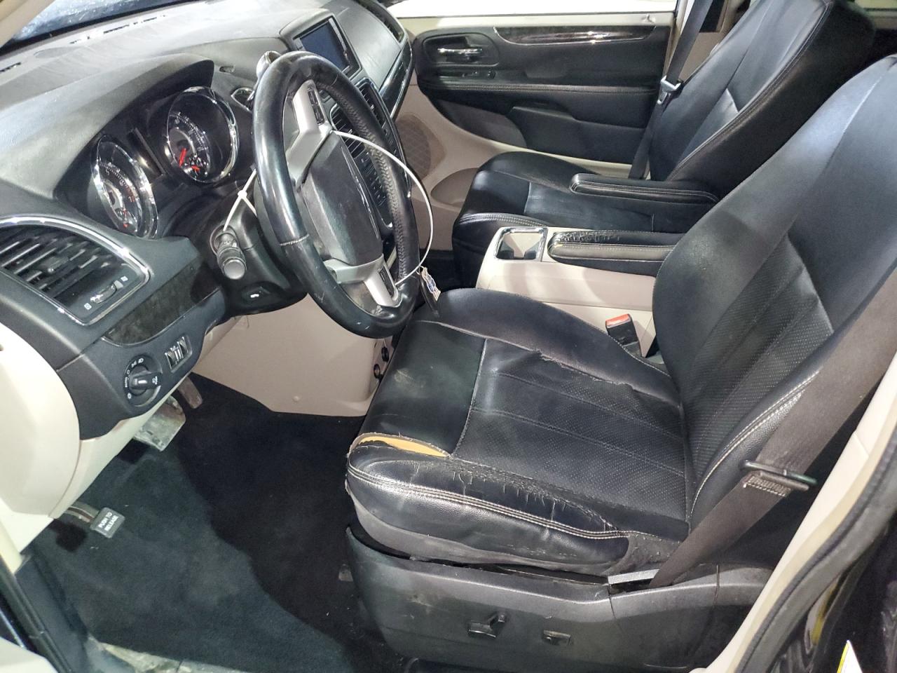 2014 Chrysler Town & Country - Image 7