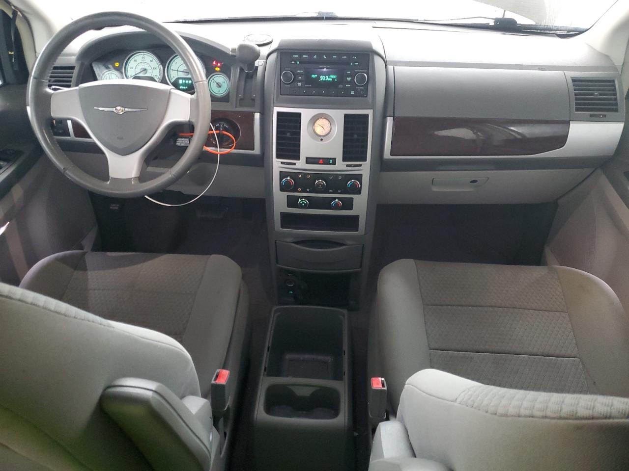 2010 Chrysler Town & Country - Image 8