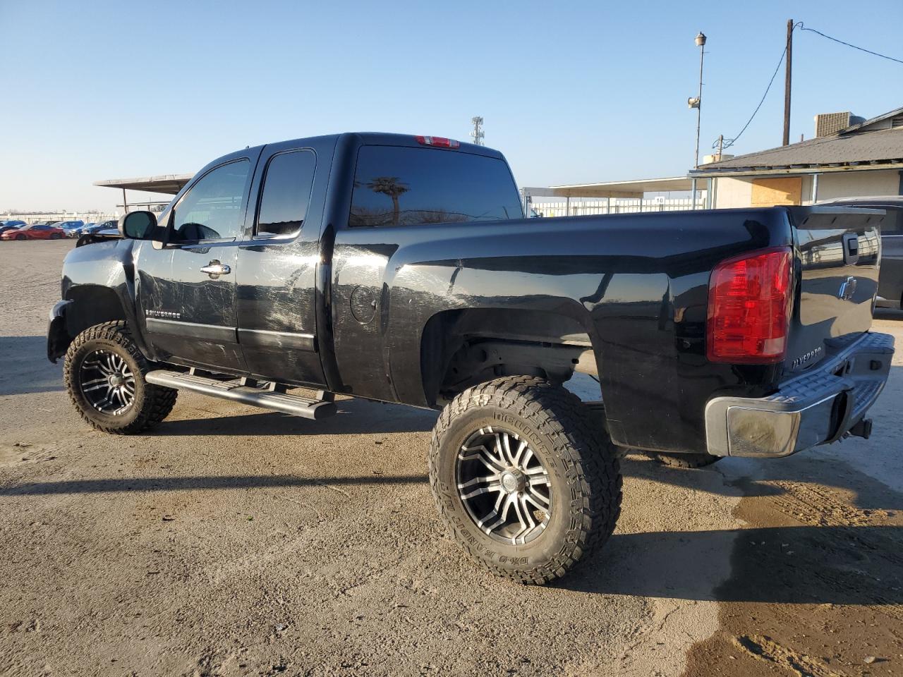 2007 Chevrolet Silverado - Image 2
