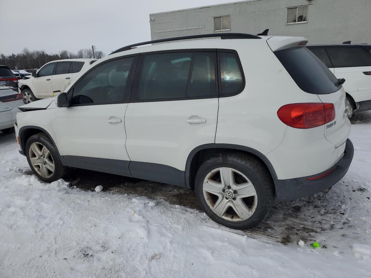 2016 Volkswagen Tiguan - Image 2