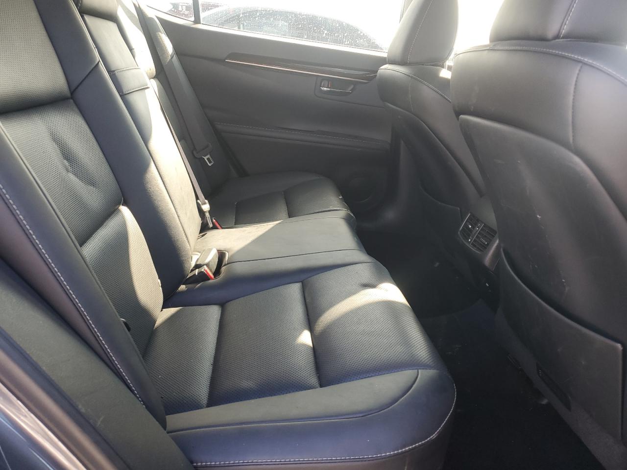 2015 Lexus ES - Image 10