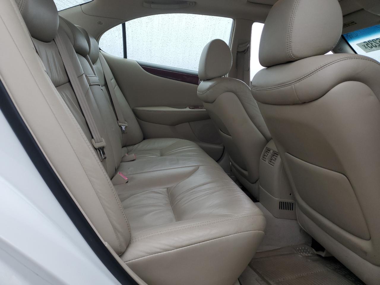 2004 Lexus ES - Image 10