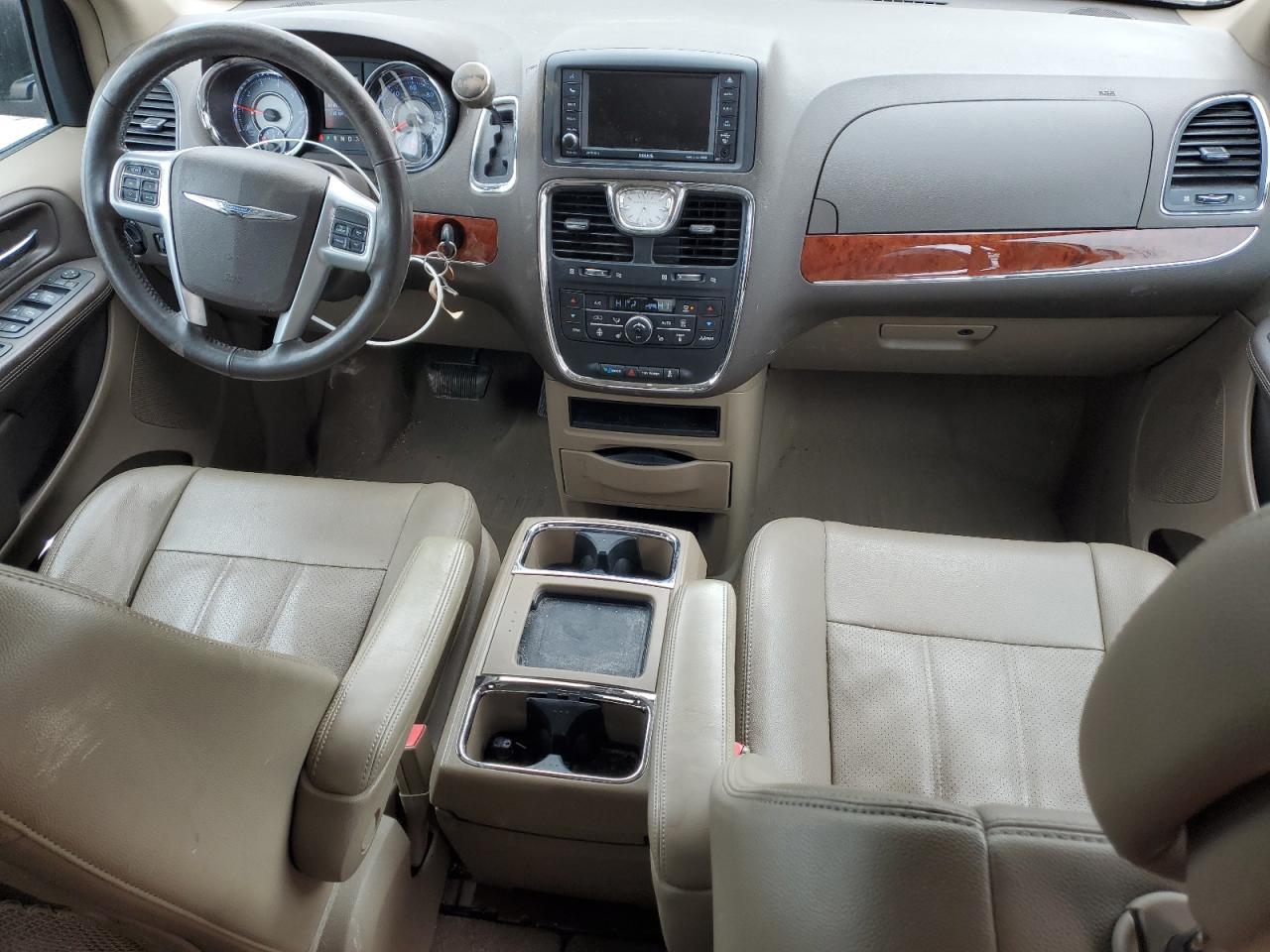 2013 Chrysler Town & Country - Image 8