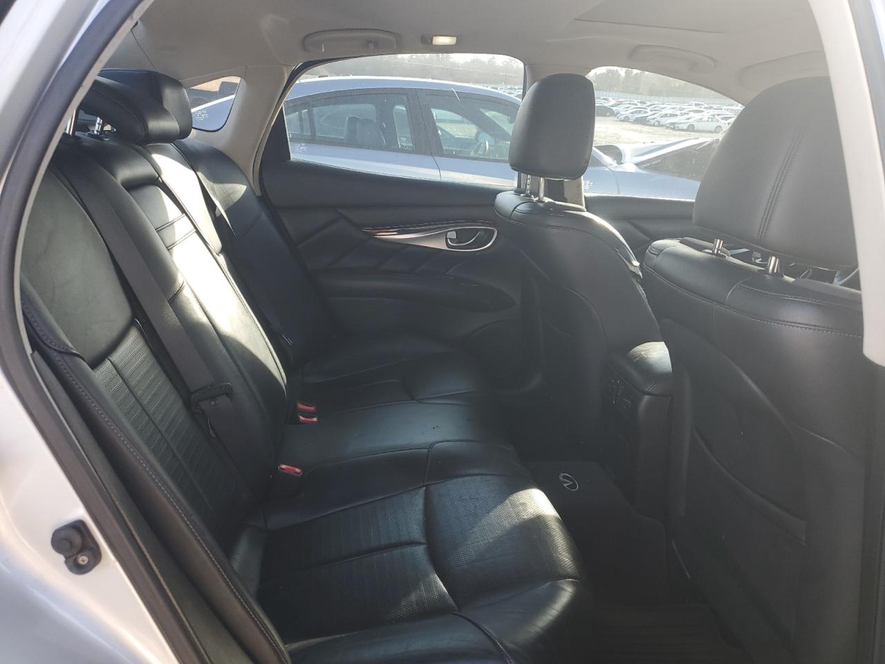 2011 Infiniti M - Image 10