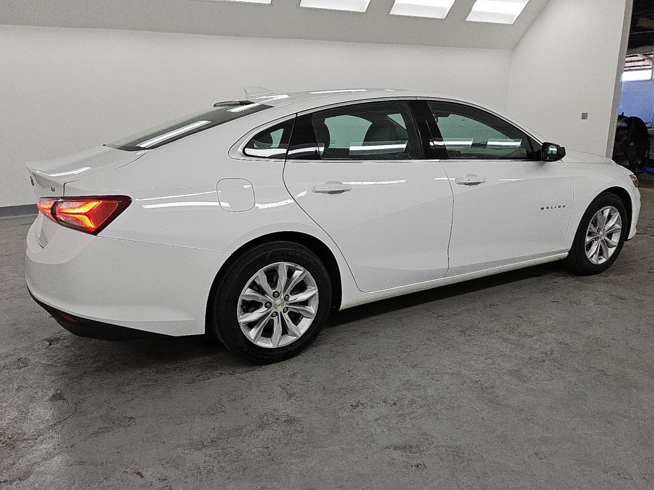 2022 Chevrolet Malibu - Image 3
