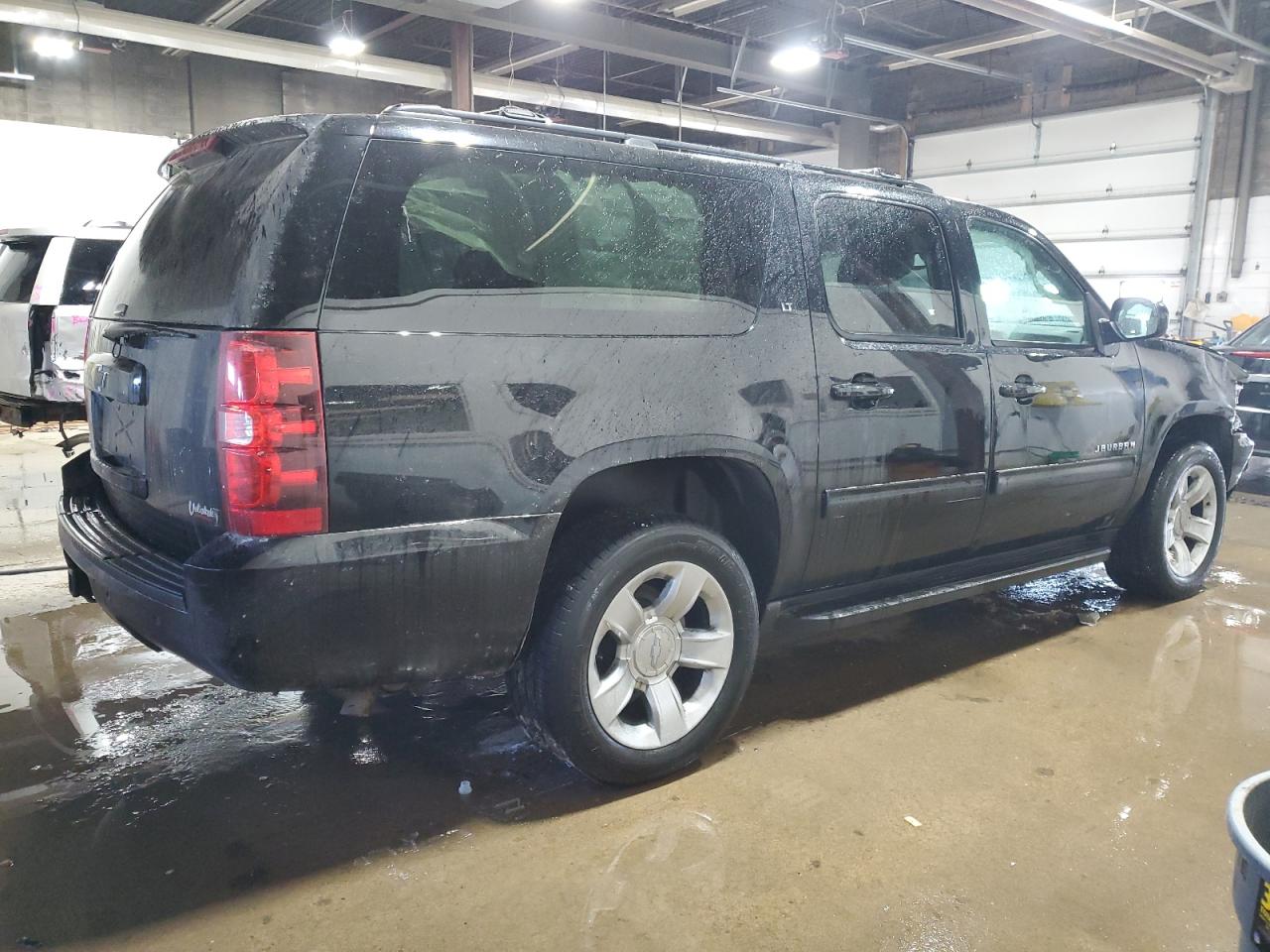 2014 Chevrolet Suburban - Image 3