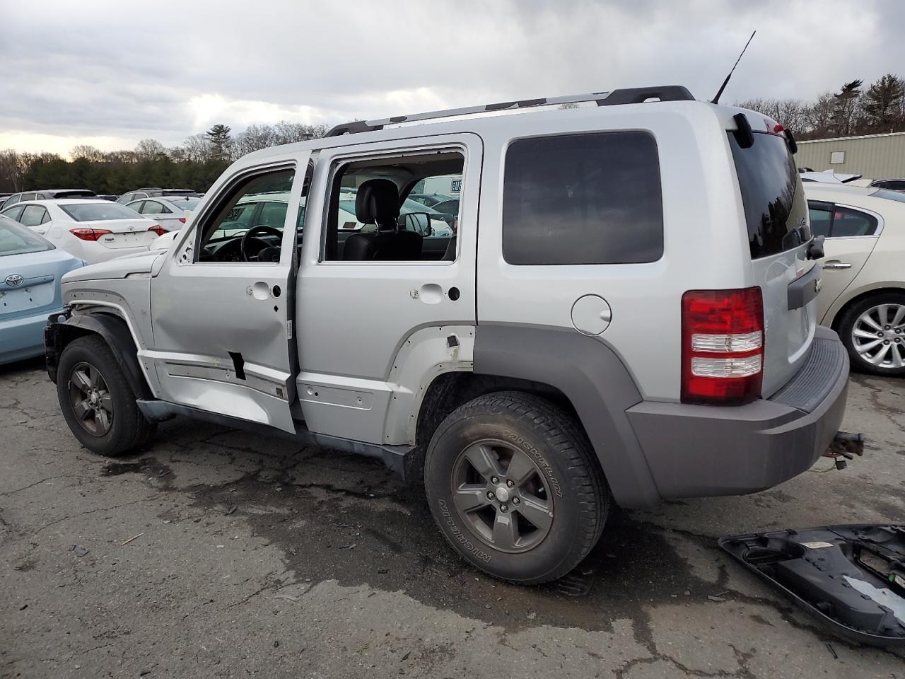 2011 Jeep Liberty (North America) - Image 2