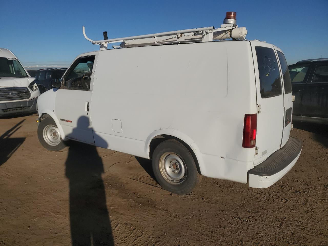 2000 Chevrolet Astro - Image 2