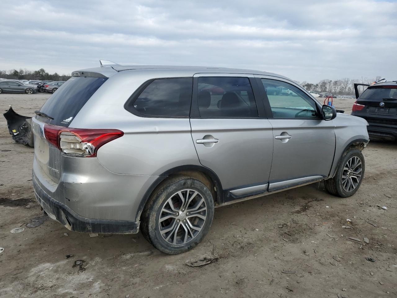 2018 Mitsubishi Outlander - Image 3