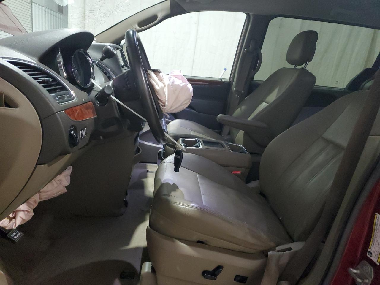 2015 Chrysler Town & Country - Image 7