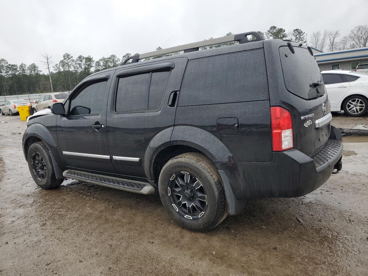 2011 Nissan Pathfinder - Image 2