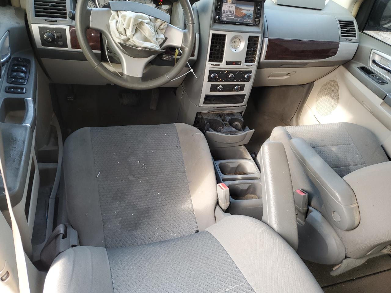 2010 Chrysler Town & Country - Image 8