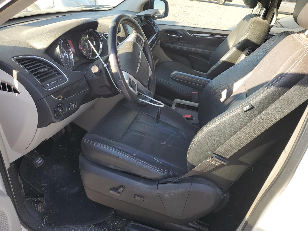 2013 Chrysler Town & Country - Image 7